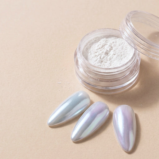 SOLVÉ Pearl Glaze 01 inci tozu, Mavi-Lila Yansıma — kavanoz ve uygulanmış tırnaklar