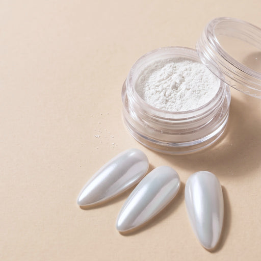 SOLVÉ Pearl Glaze 03 inci tozu, Yumuşak Beyaz İnci — kavanoz ve uygulanmış tırnaklar