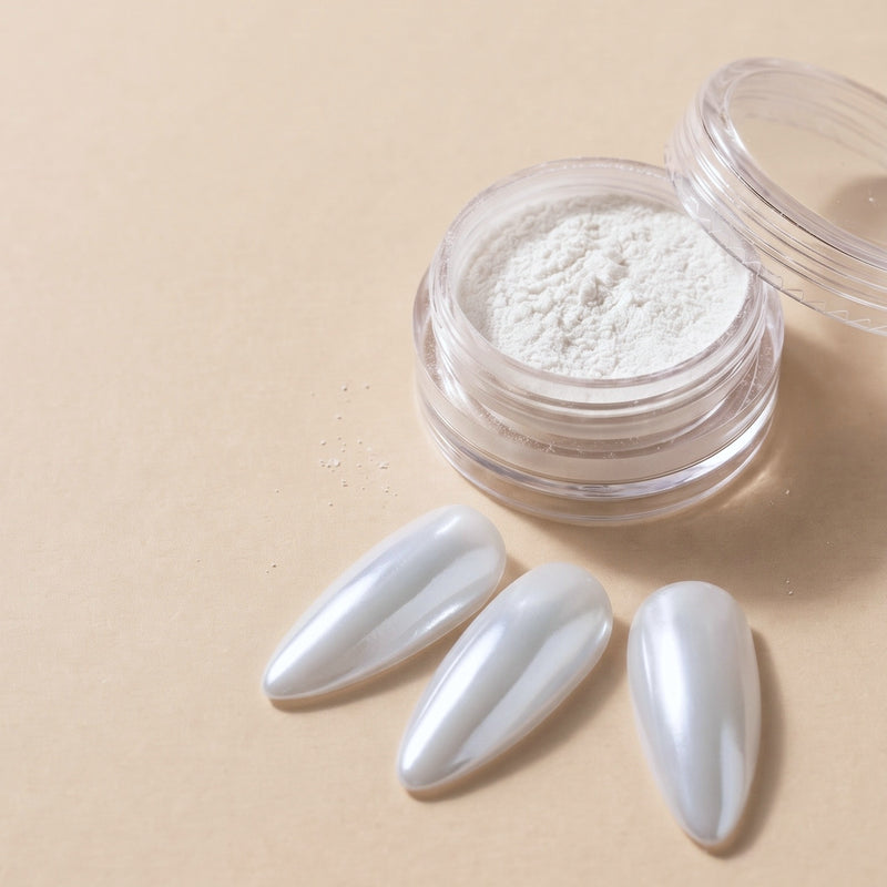 SOLVÉ Pearl Glaze 04 inci tozu, Saf Beyaz — kavanoz ve uygulanmış tırnaklar