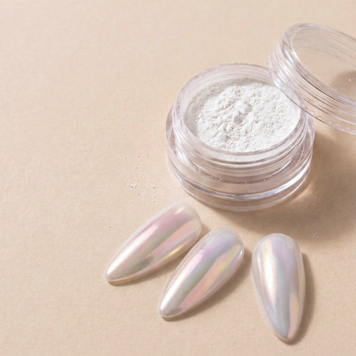 SOLVÉ Pearl Glaze 05 inci tozu, Sıcak Gökkuşağı — kavanoz ve uygulanmış tırnaklar
