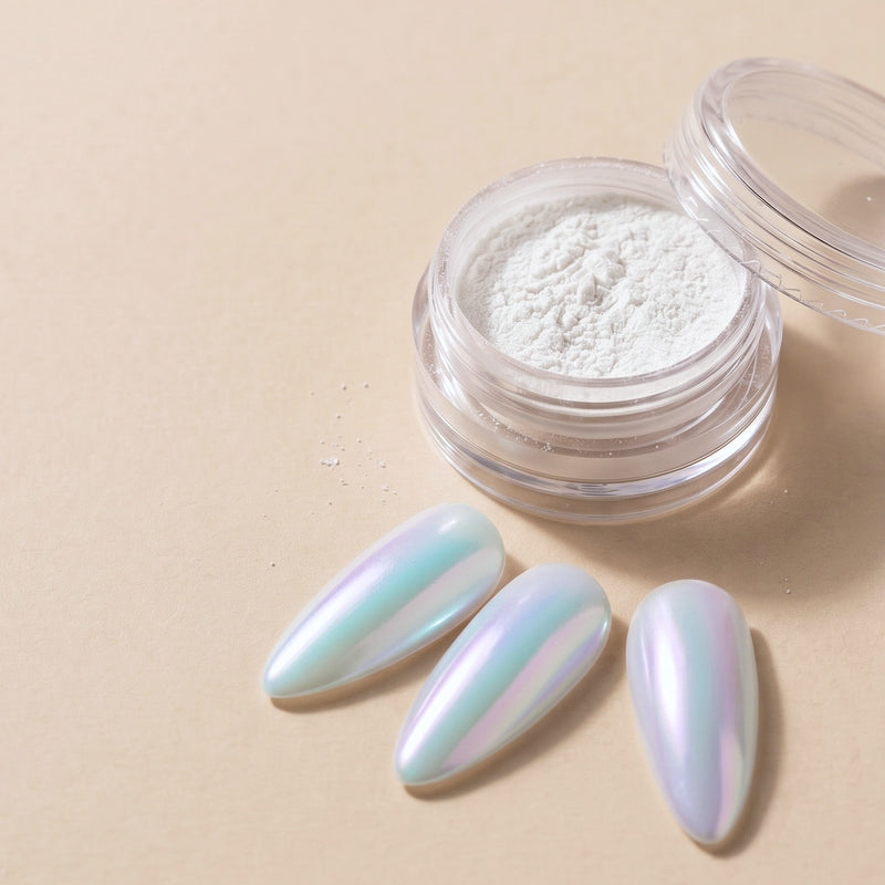 SOLVÉ Pearl Glaze 06 inci tozu, Aqua Yansıma — kavanoz ve uygulanmış tırnaklar