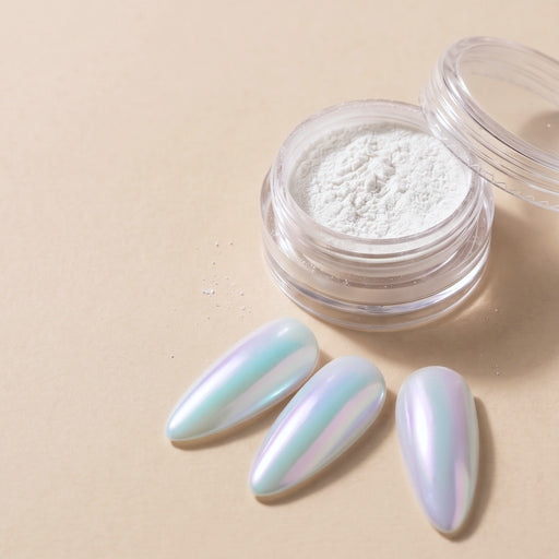 SOLVÉ Pearl Glaze 06 inci tozu, Aqua Yansıma — kavanoz ve uygulanmış tırnaklar